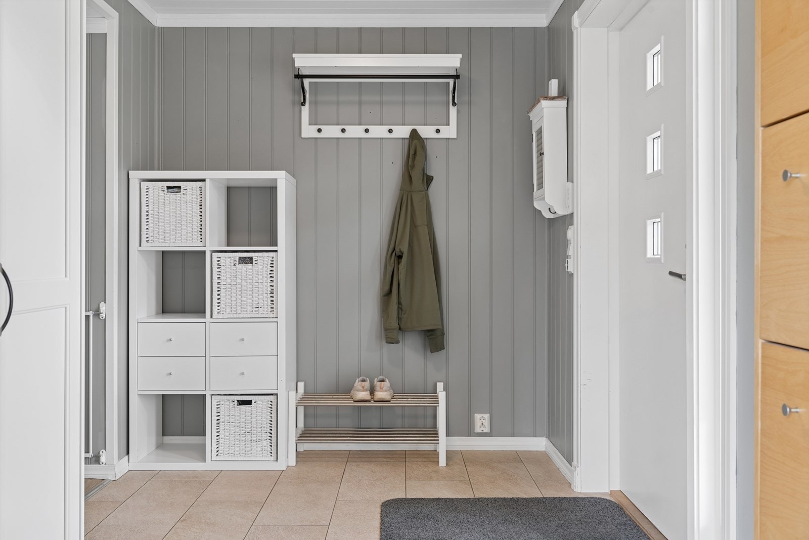 Romslig entré med behagelig gulvvarme. Galleribilde