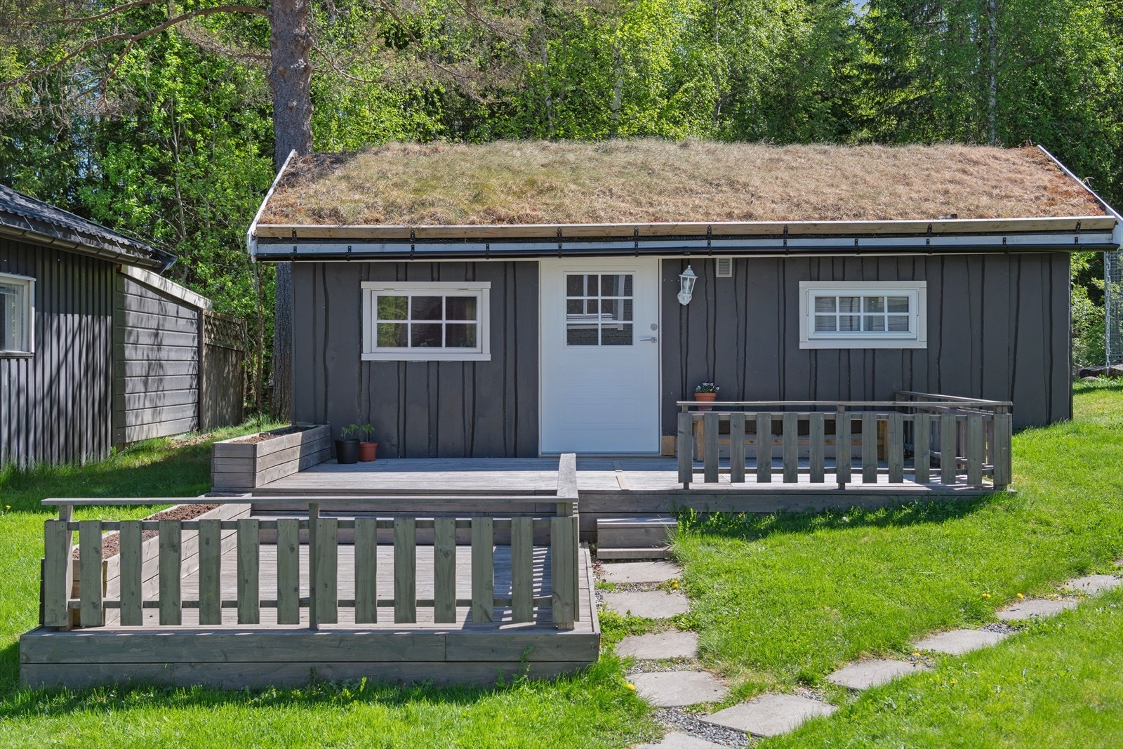 Anneks med romslig terrasse. Galleribilde