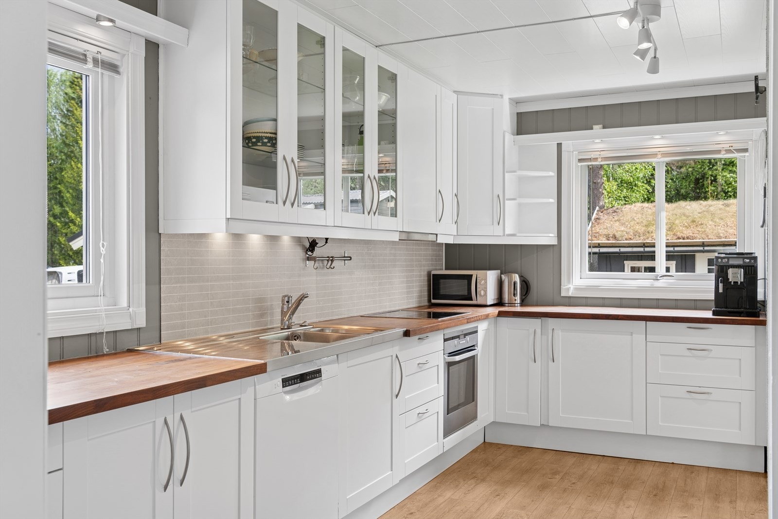 Kjøkken med god skap- og benkeplass. Galleribilde