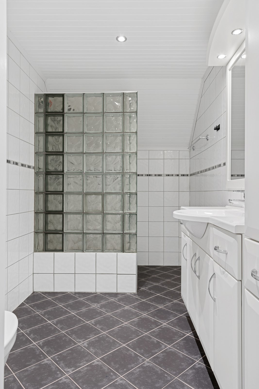 Praktisk beliggende rett over gangen for to soverom. Galleribilde