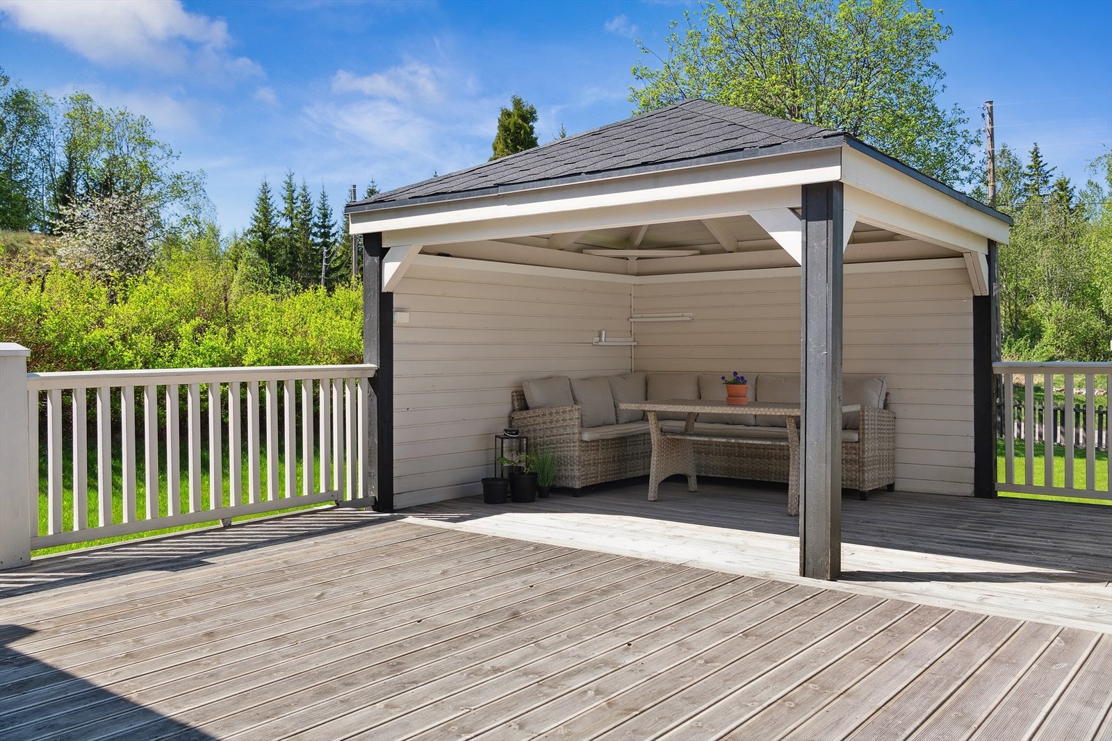 Terrassen inviterer til hyggelige lag. Galleribilde