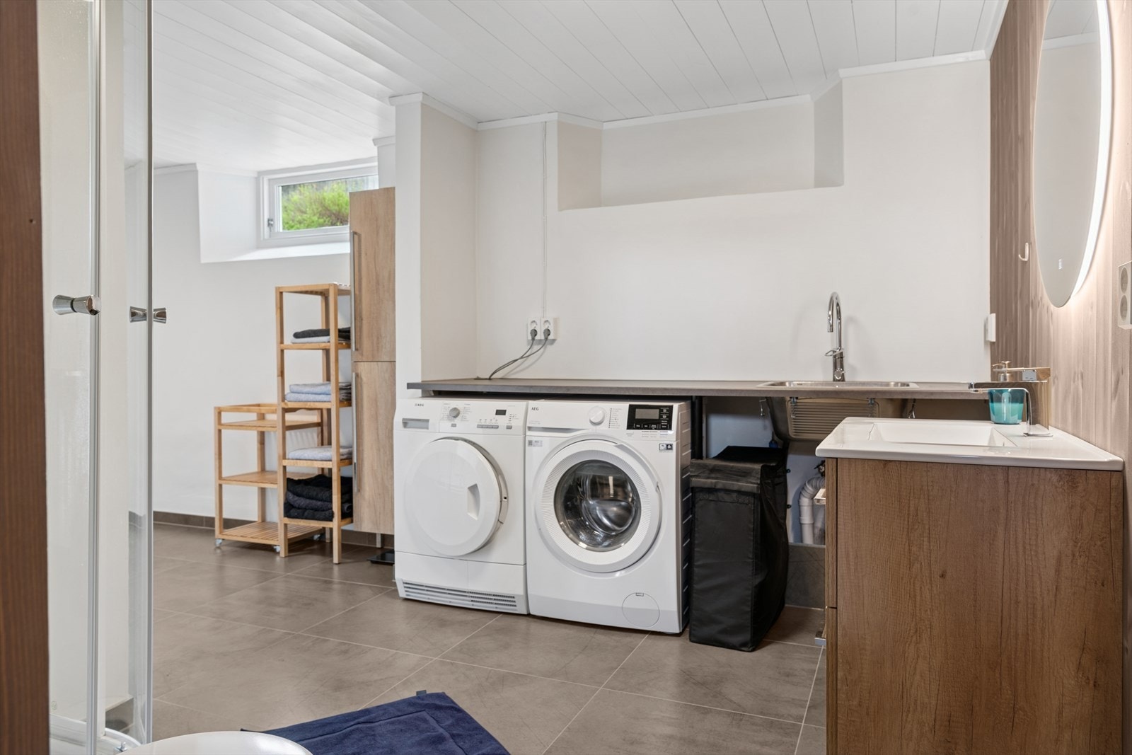 Kombinert bad/vaskerom med svært god plass. Galleribilde