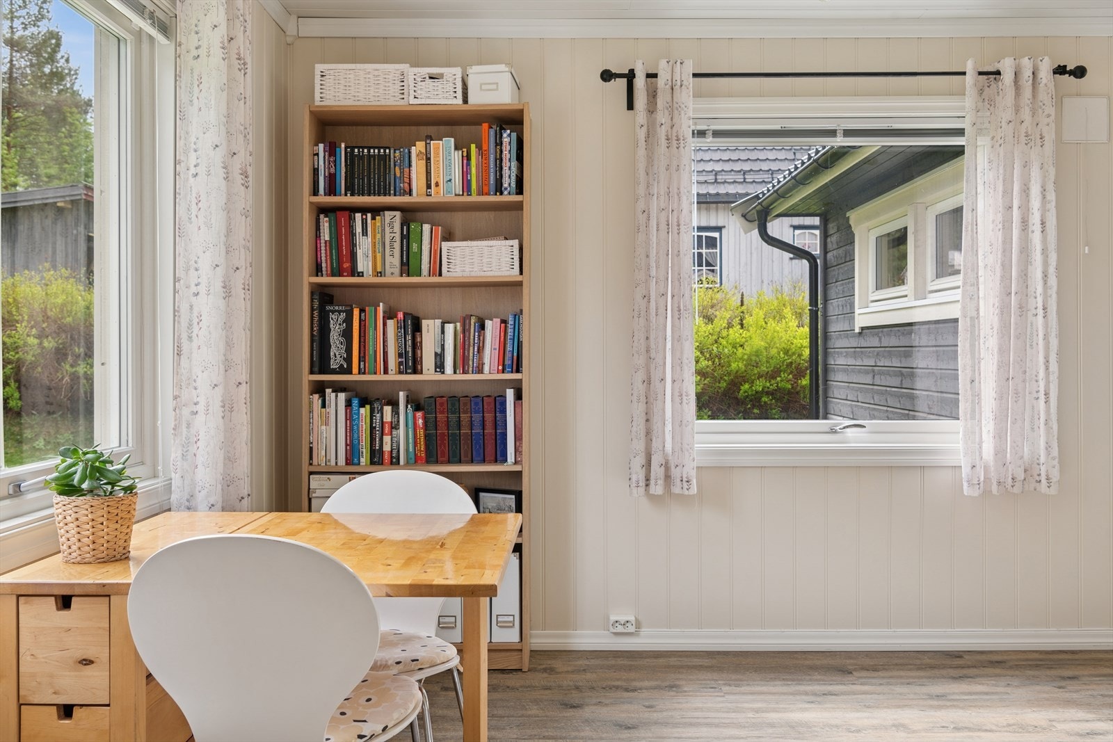 Spisestue i overgangen stue/kjøkken. Galleribilde