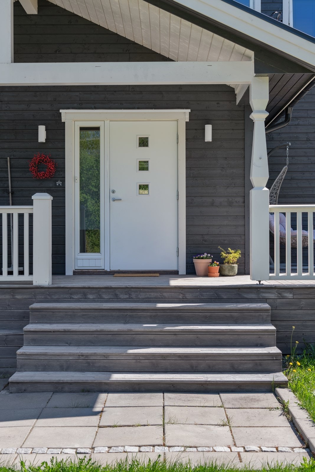 Hyggelig, takoverbygget inngangsparti. Galleribilde