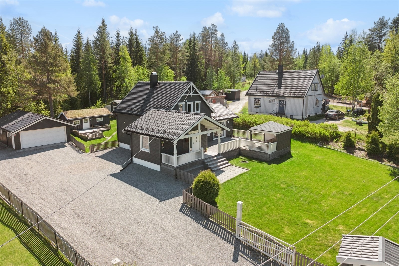 Gruset gårdsplass med god plass for parkering. Galleribilde