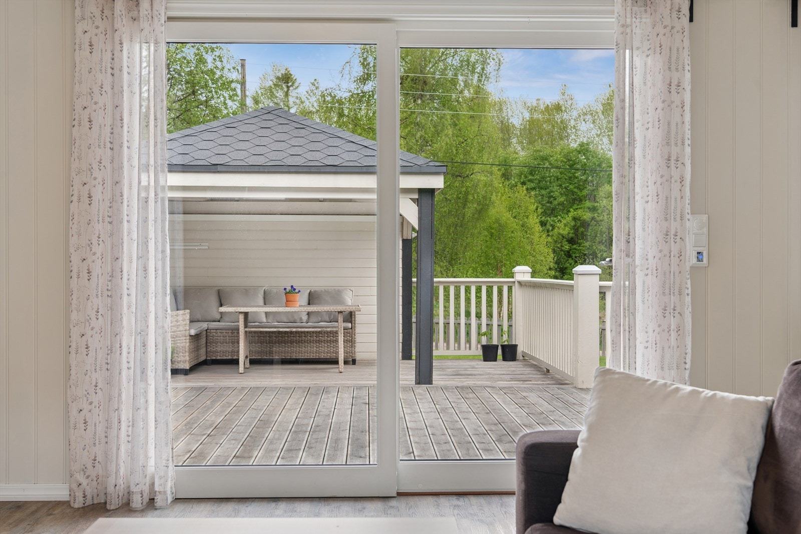 Utgang til terrasse med delvis takoverbygg. Galleribilde