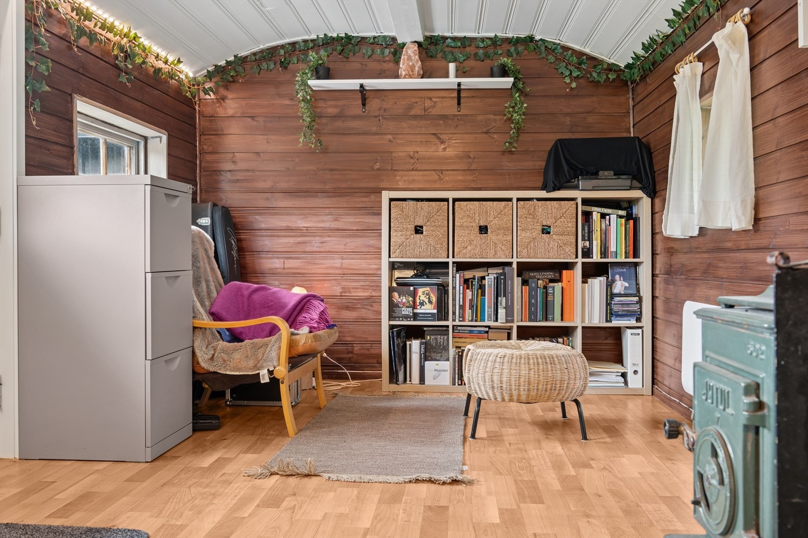 Innredet anneks med god vedovn. Galleribilde