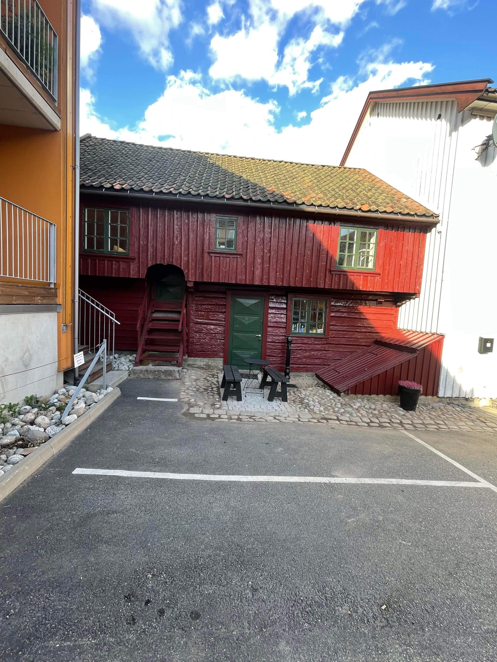 Bakgården, p- plassen nærmest bygget tilhører eiendommen.
Fler P- plasser kan leies fra babo bygget Galleribilde