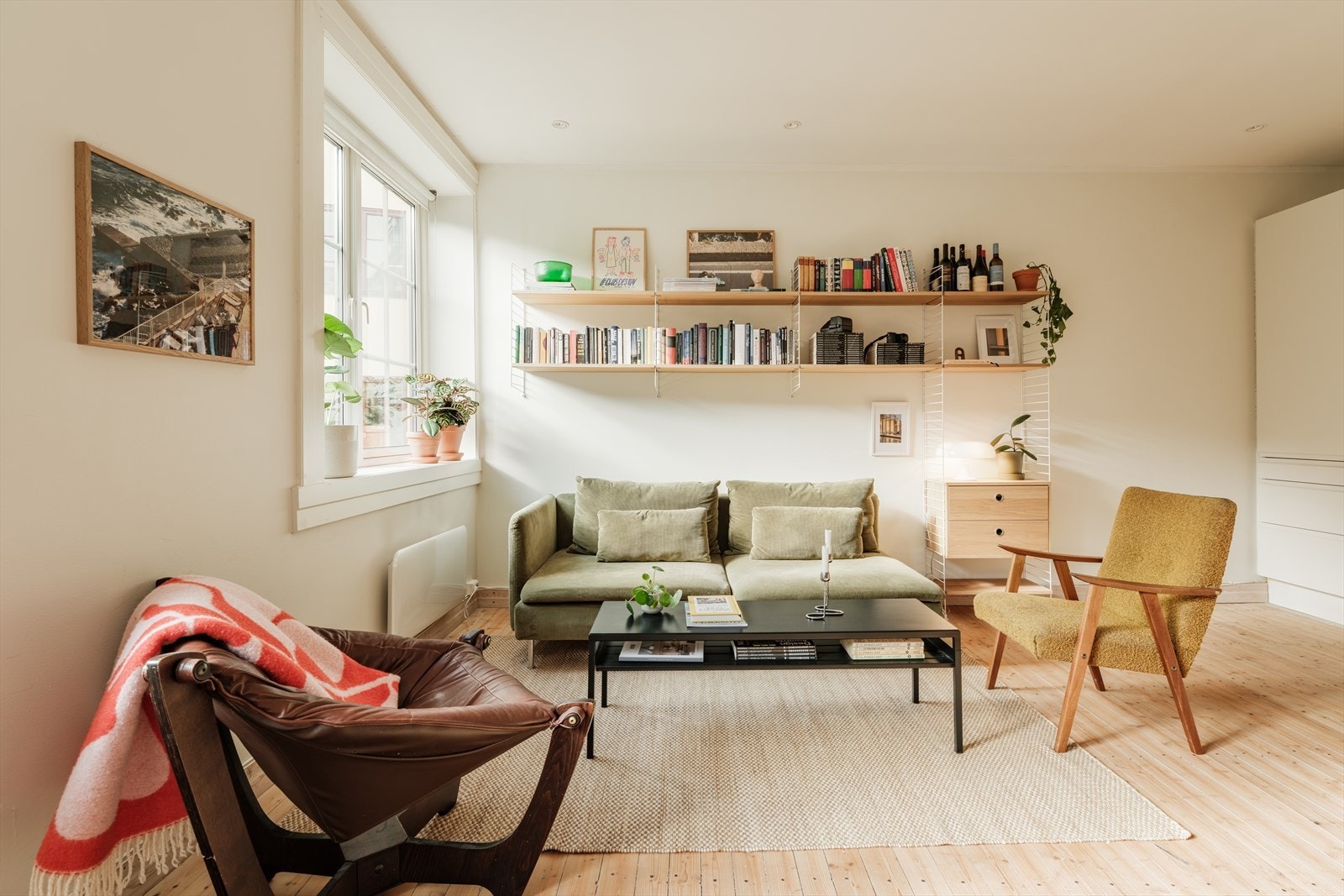 Stuen er stor med god plass til både sofagruppe og spisebord. Galleribilde