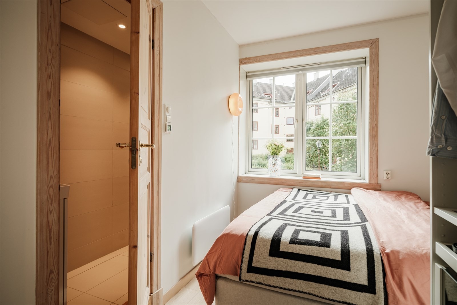 Også soverommet vender mot stille, indre gårdsrom. Man har også direkte adkomst til dusjrom med servant, meget praktisk! Galleribilde