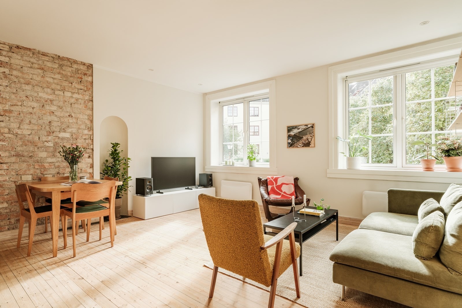 Leiligheten har en stor og lys stue som vender mot grønt og frodig gårdsrom. Galleribilde