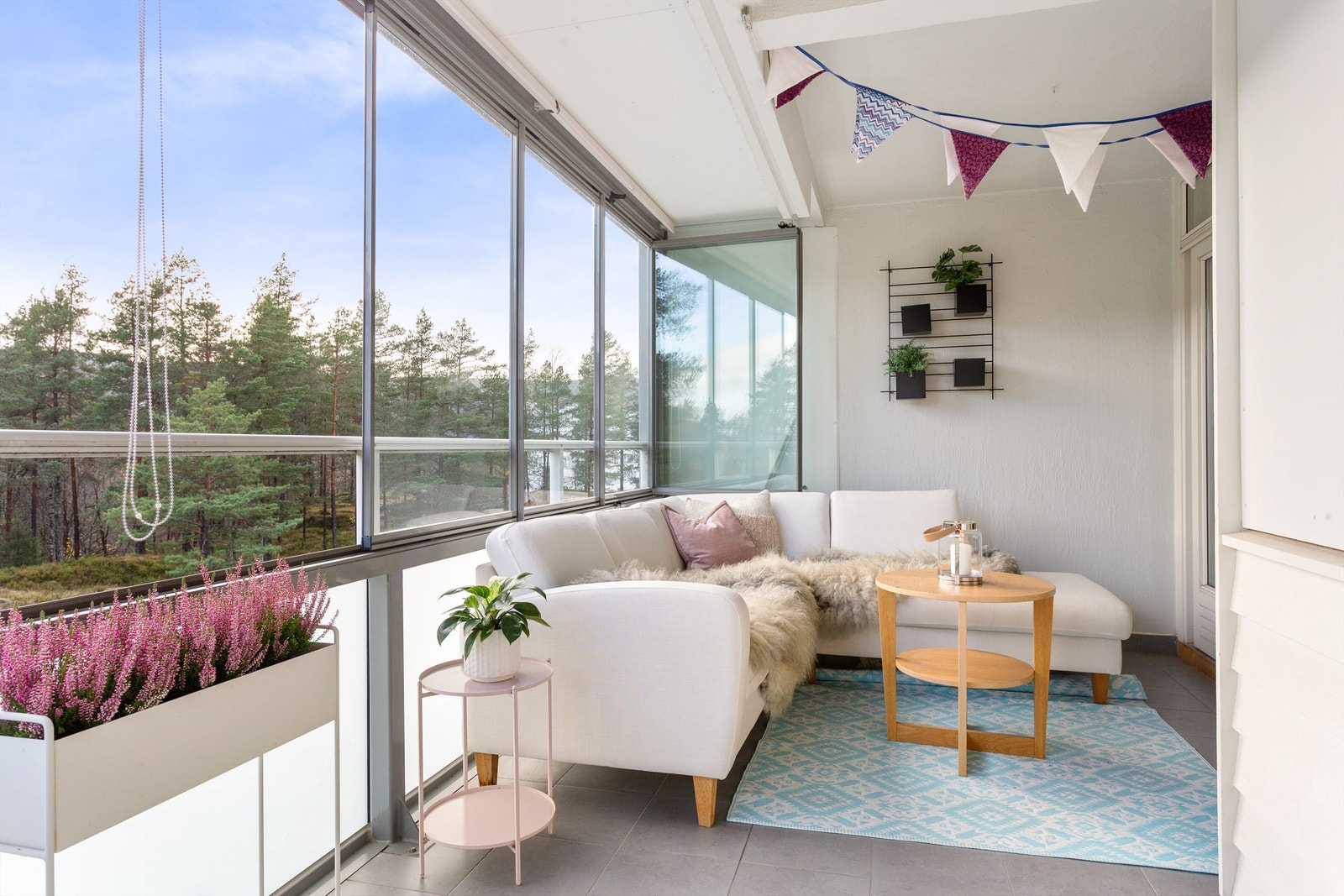 Toppleilighet beliggende i tredje etasje med romslig glassveranda. Flott ekstra rom på varme dager! Koselig utsikt mot marka! Galleribilde