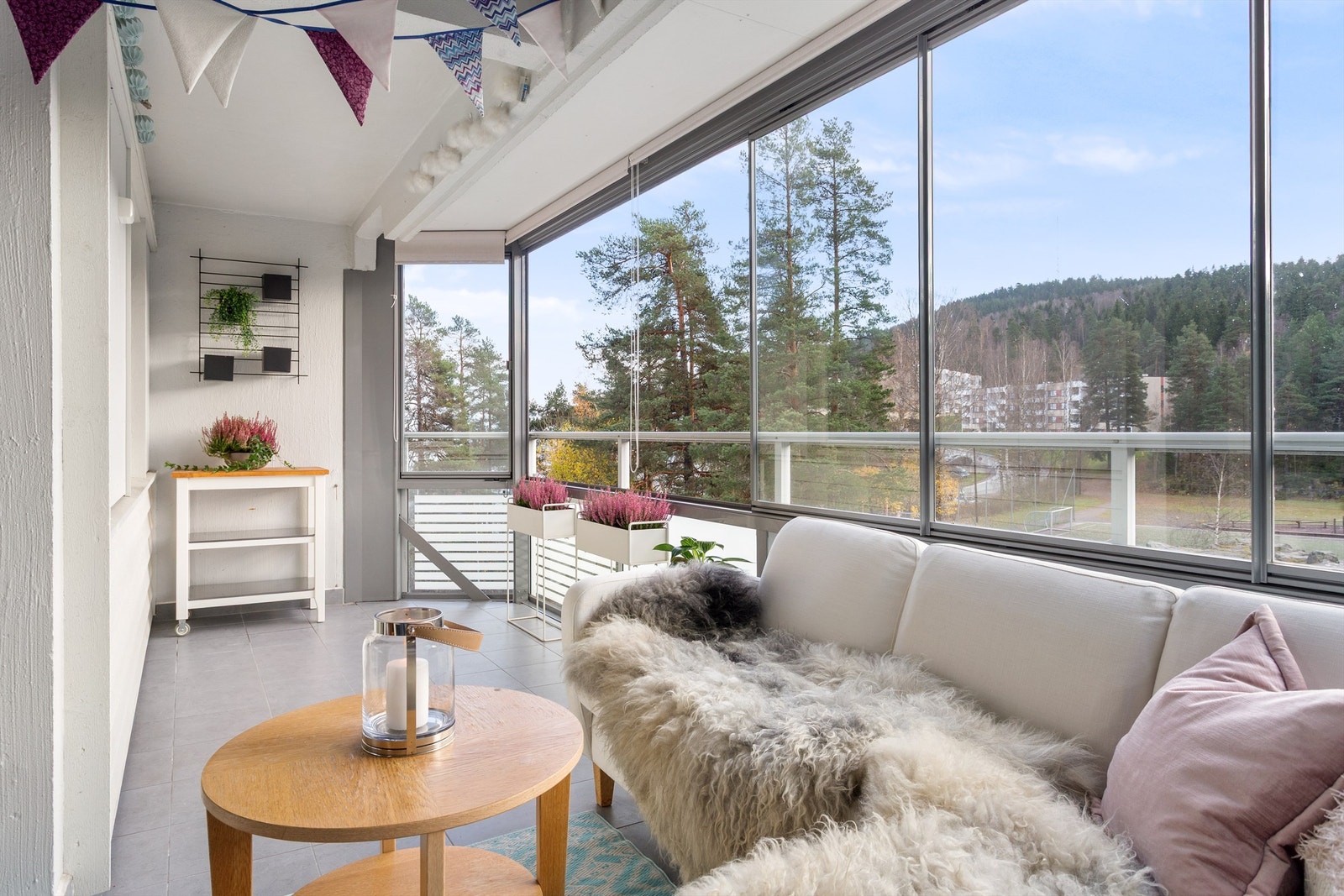 Innglasset balkong på ca. 14 kvm med god plass til utemøbler Galleribilde