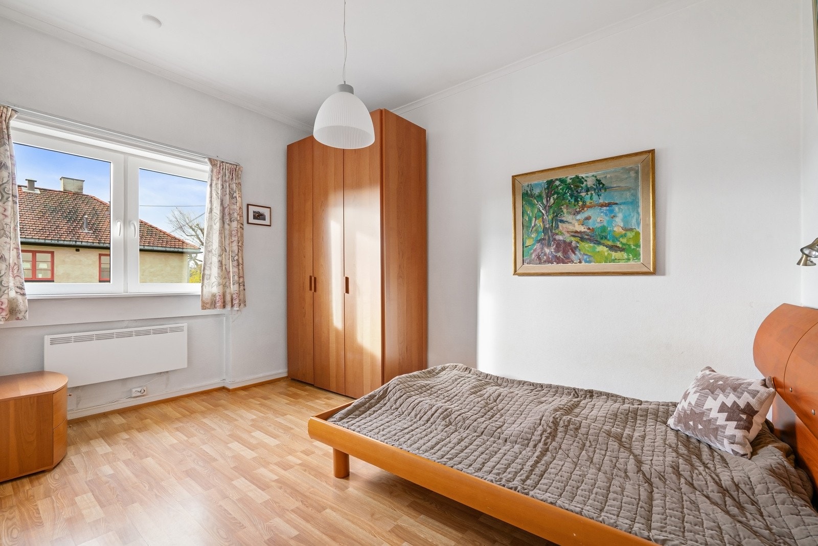 Hovedsoverommet er lyst og luftig med god plass til dobbeltseng og garderobeløsning Galleribilde