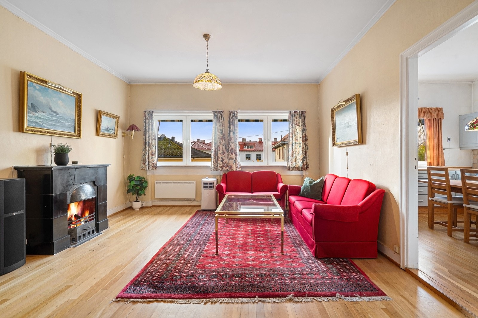 Velkommen til Pavels' gate 8 - en gjennomgående lys og sjarmerende 3-roms aksjeleilighet. Galleribilde