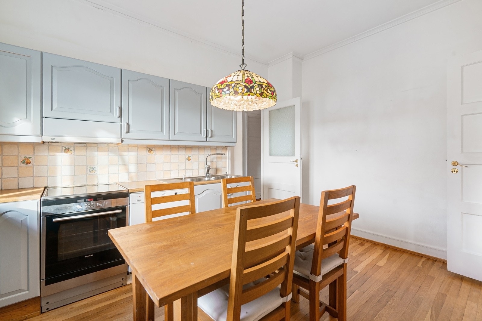 Rommet har plass til spisebord eller en kjøkkenøy, noe som gjør det til et naturlig samlingspunkt i hverdagen Galleribilde