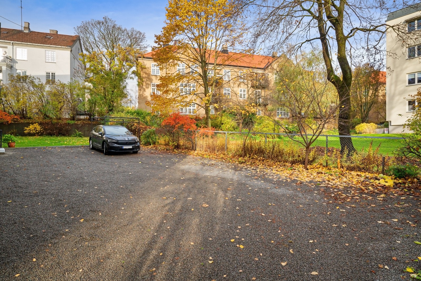 Det er felles el lader i bakgården og 4 parkeringsplasser for gjester Galleribilde