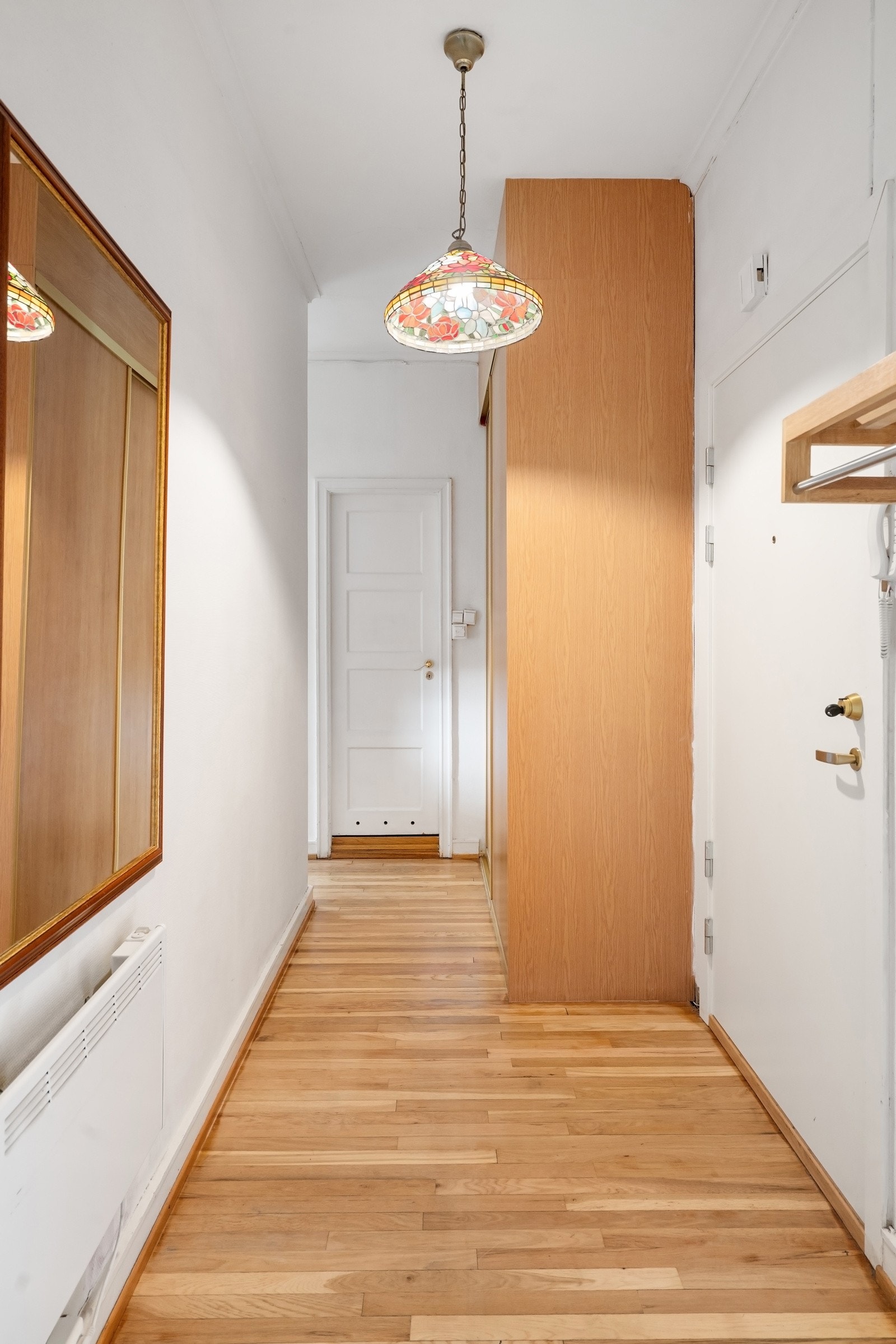 Entré med plass til oppbevaring av sko og yttertøy i stort garderobeskap med skyvedører Galleribilde