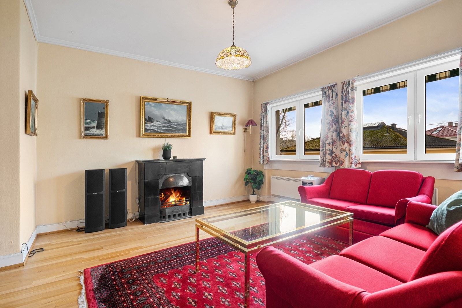 Stuen fremstår lys og innbydende med store vindusflater som slipper inn rikelig med dagslys Galleribilde