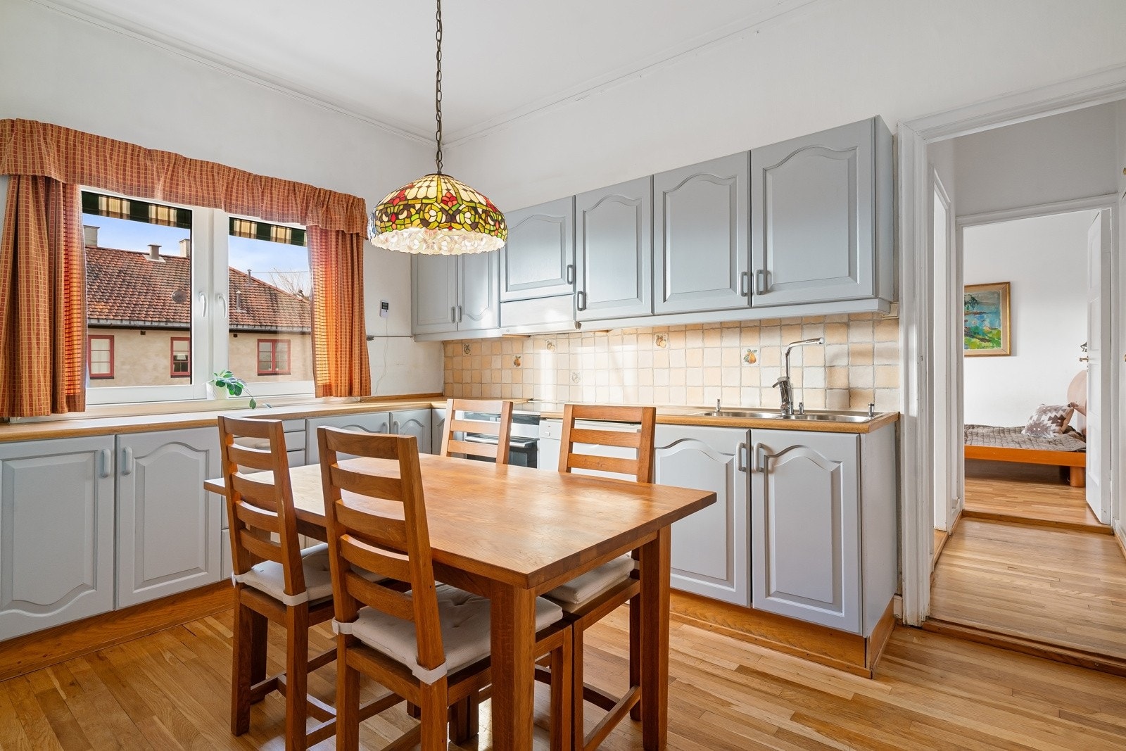 Kjøkkenet er praktisk utformet med rikelig skap- og benkeplass Galleribilde