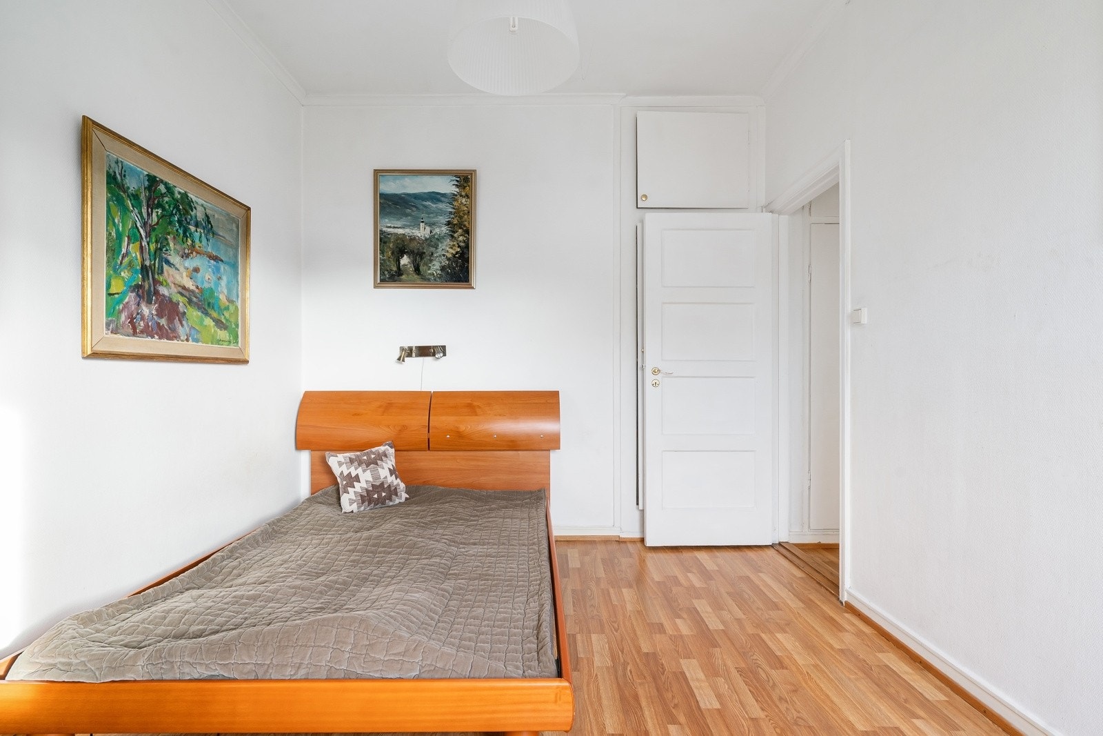 Store vindusflater bidrar til en åpen og innbydende følelse Galleribilde