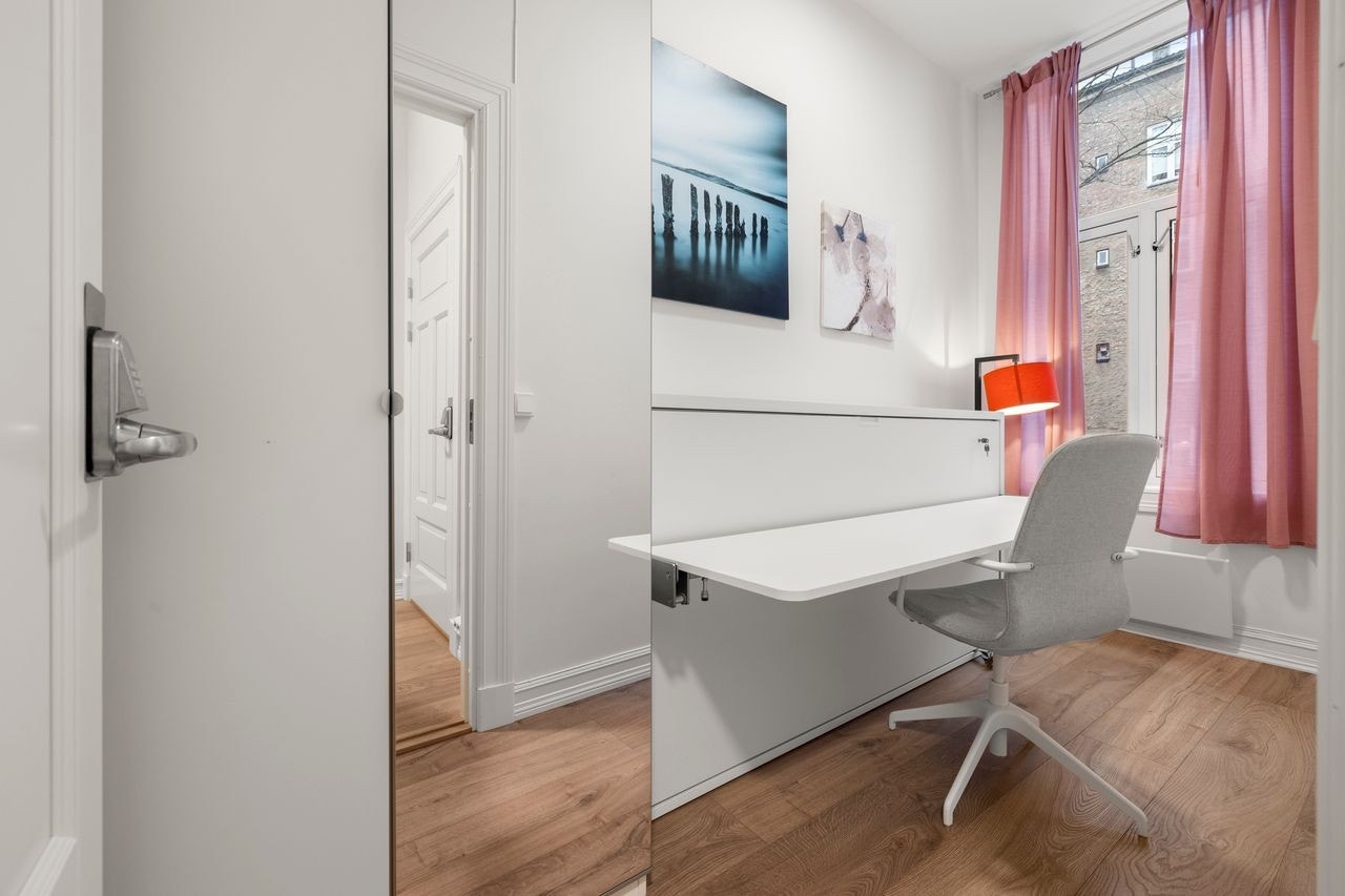 Rom nr.5
Soverom med enkel skapseng mned skrivebord.
Leiepris kr.6990,- Galleribilde