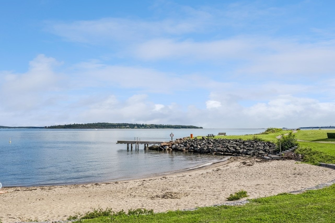Det er få minutters gange til Strandparken med populær badeplass, småbåthavn og kjøpesenter. Galleribilde