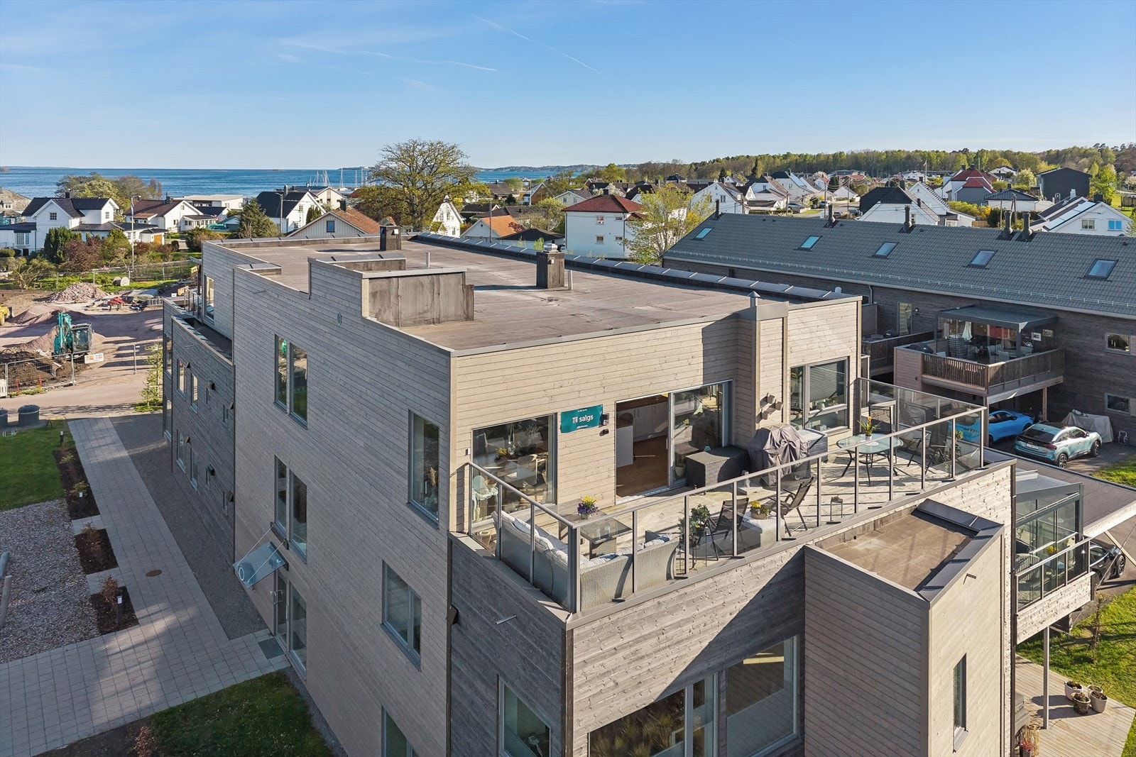 Leiligheten har to store terrasser på tilsammen 52 kvm - her følger man sola gjennom hele dagen! Galleribilde