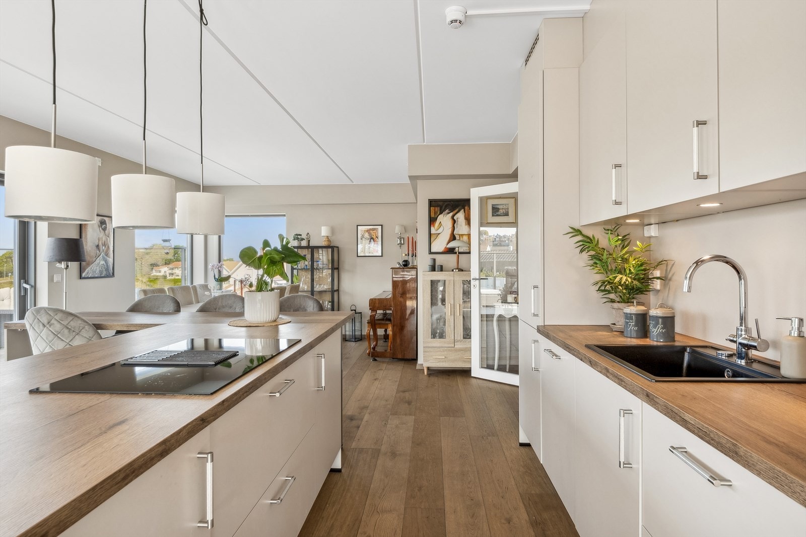 Kjøkkenet byr på en praktisk kjøkkenøy med barløsning og induksjonstopp med integrert avtrekksvifte. Galleribilde