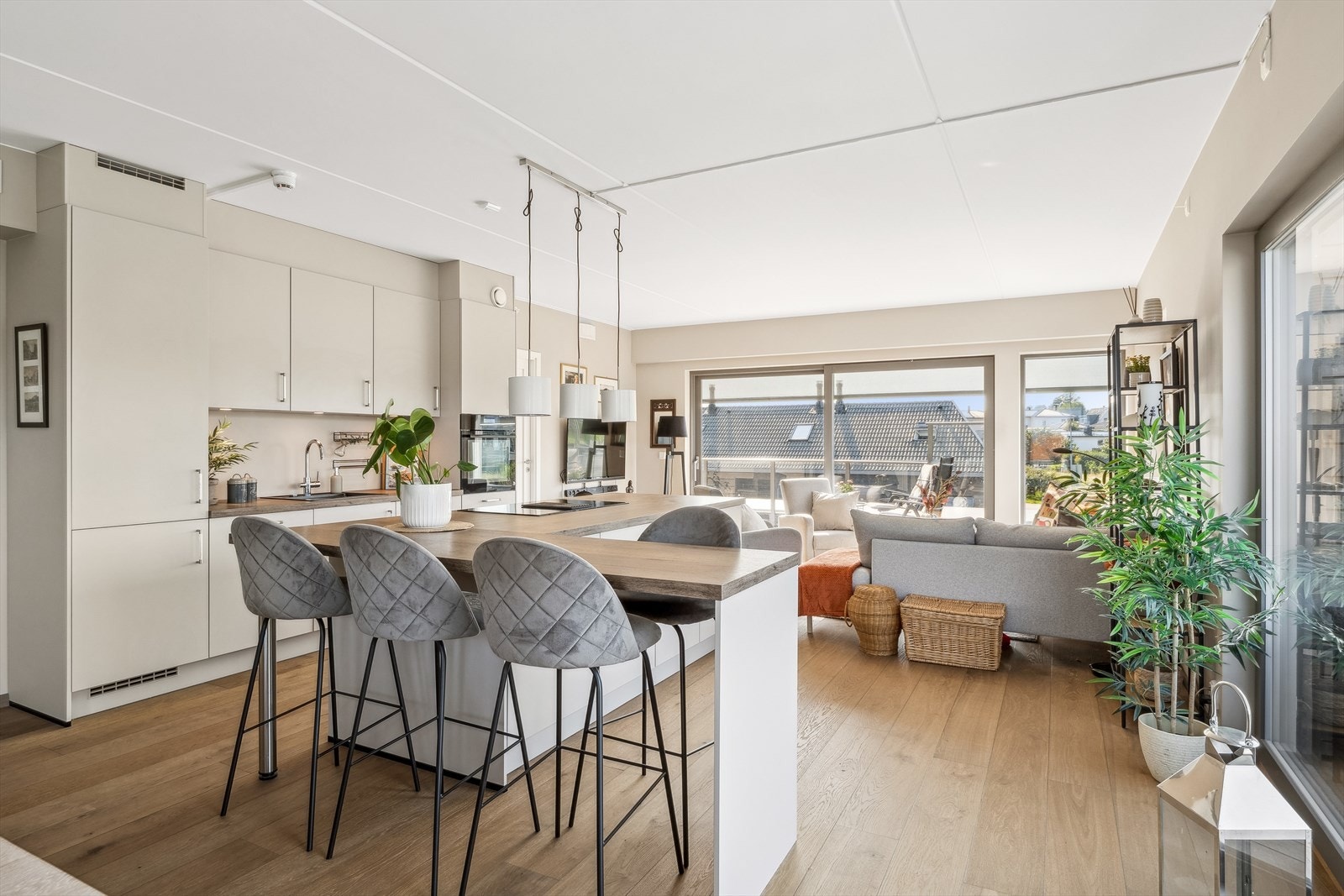 Kjøkkeninnredningen og veggene er holdt i samme farge, noe som gjør at innredningen sklir sømløst inn i rommet. Galleribilde