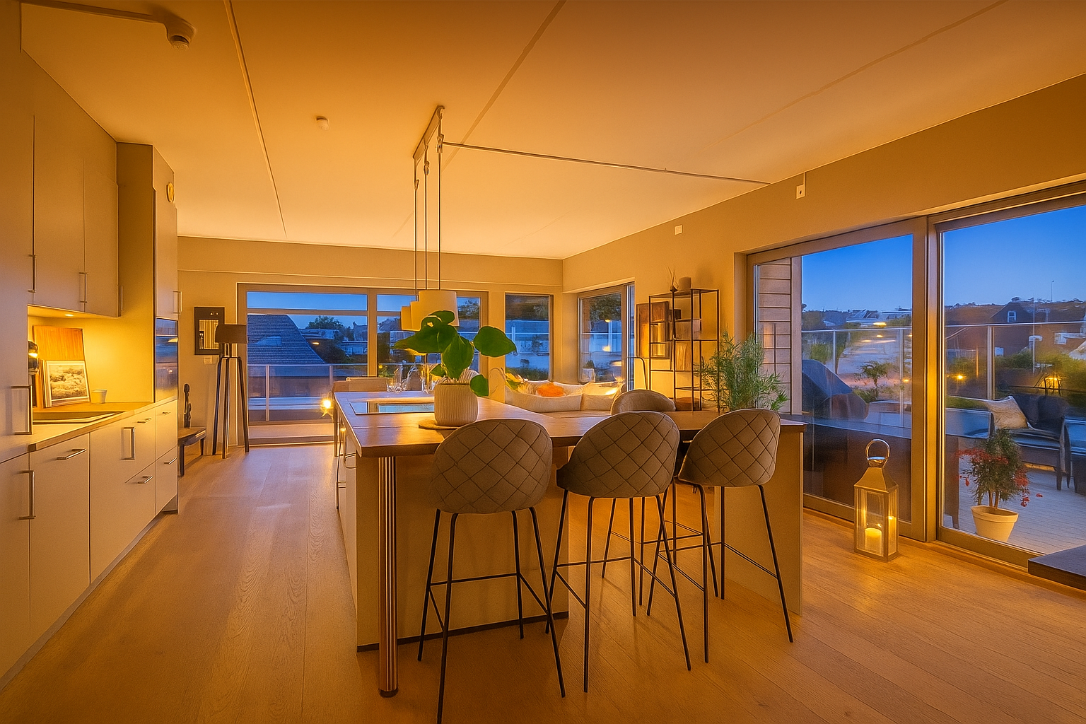 Lysforholdene i leiligheten er upåklagelige, her følger man dagslyset fra morgen til kveld. Digitalt redigert bilde for å vise kveldsstemning. Galleribilde