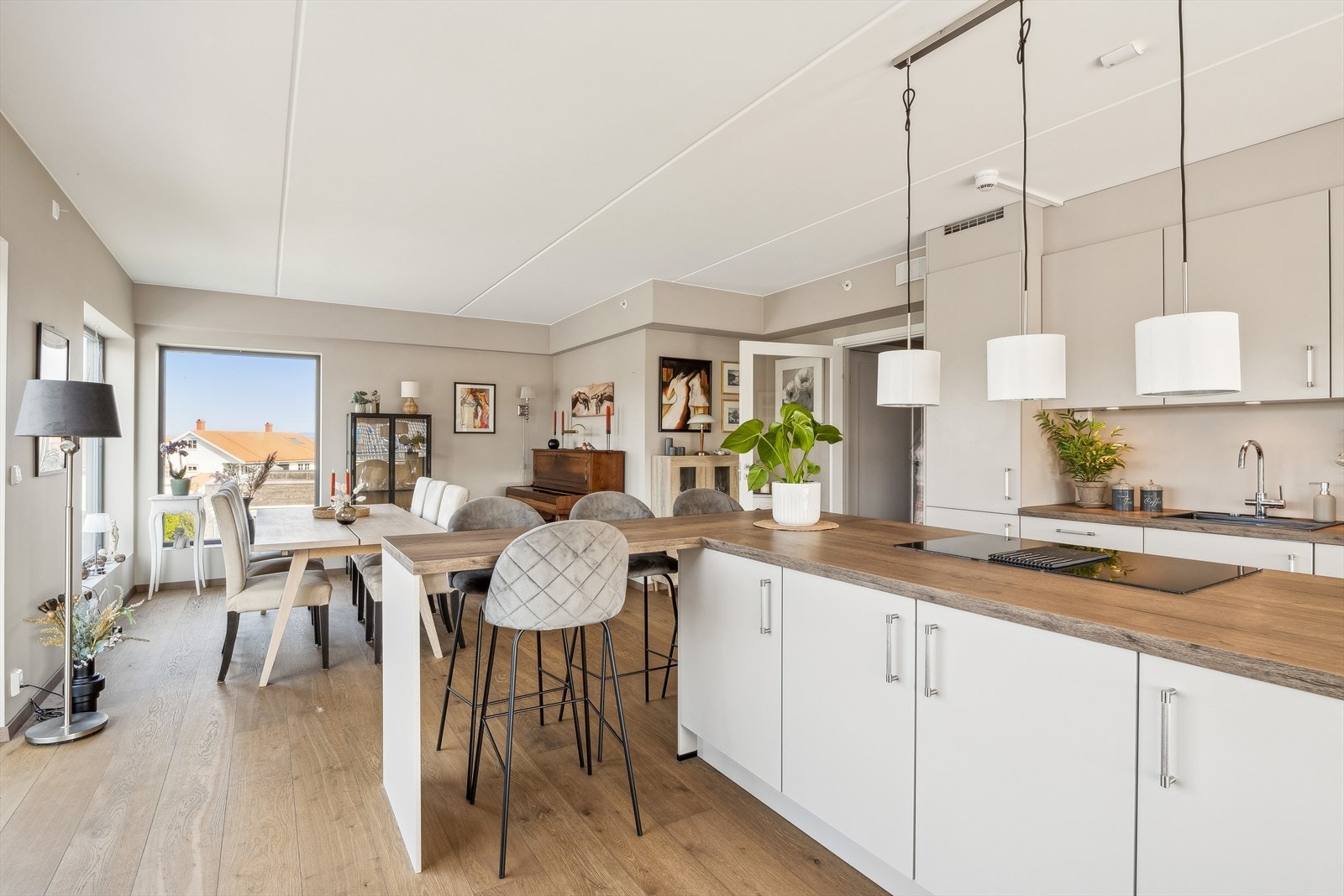 Leiligheten ble først tatt i bruk i september 2023, og den har lav grad av brukslitasje. Galleribilde