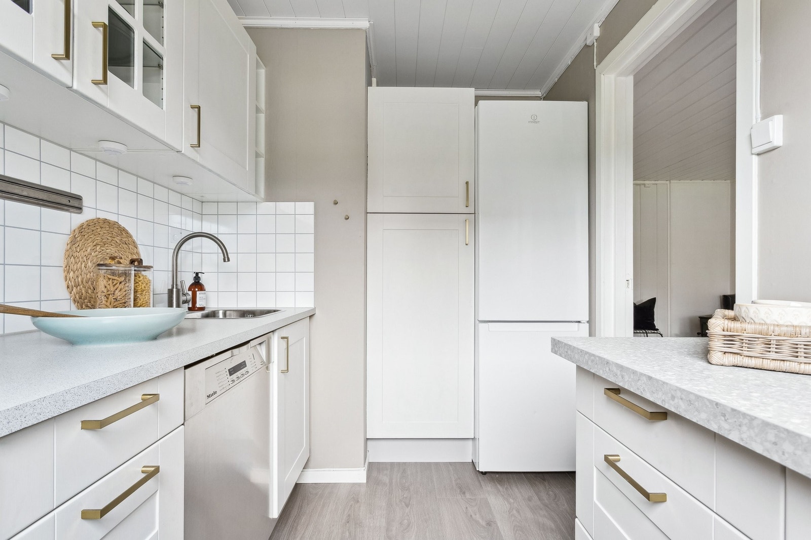 Kjøkkenet har god plass i både skuffer og skap til alt du skulle trenge Galleribilde