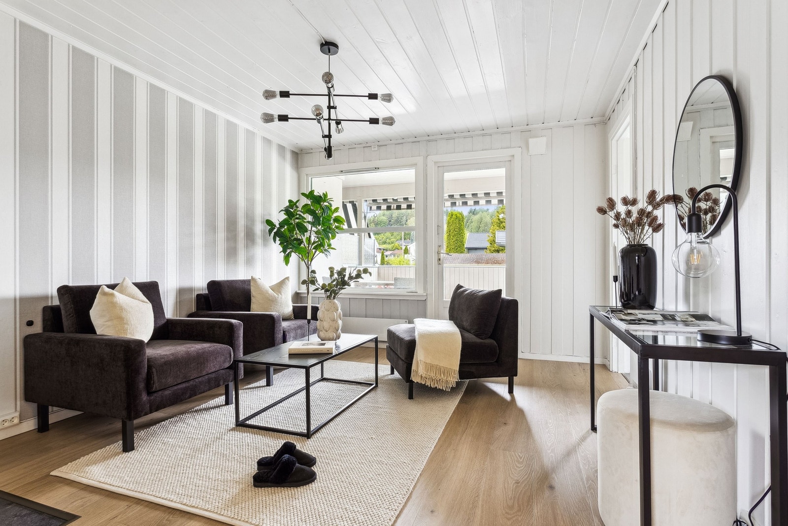 Lys og innbydende stue med nytt gulv fra 2025. Galleribilde