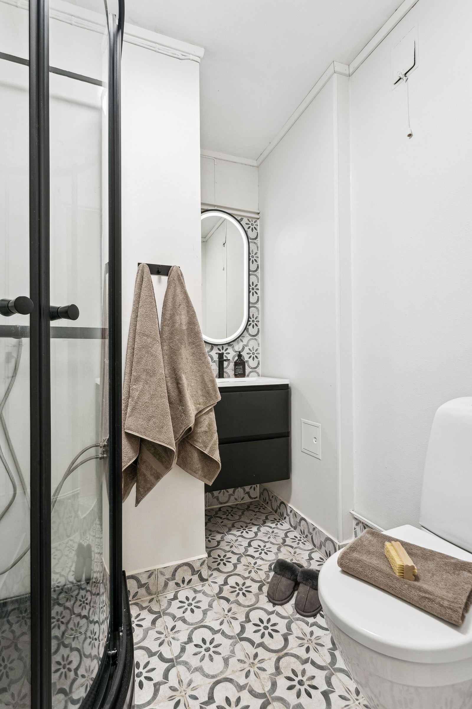 Nylig oppusset bad i moderne stil Galleribilde