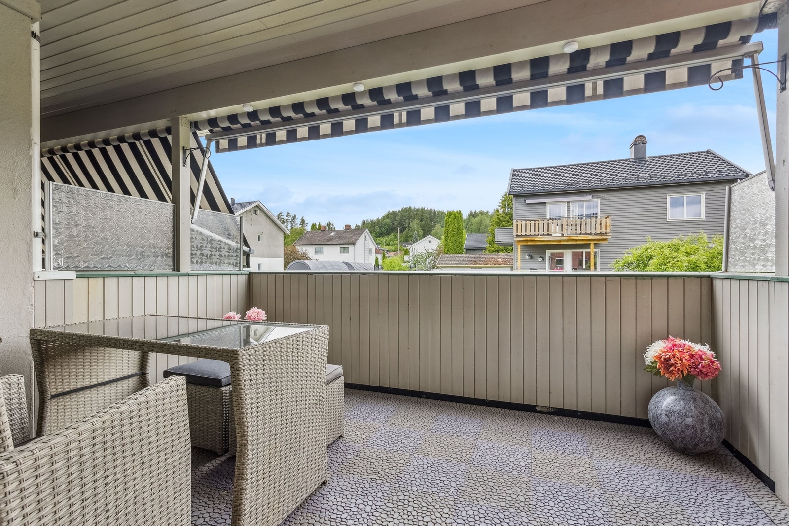 Solrik og skjermet balkong gir deg et behagelig avbrekk fra hverdagen Galleribilde