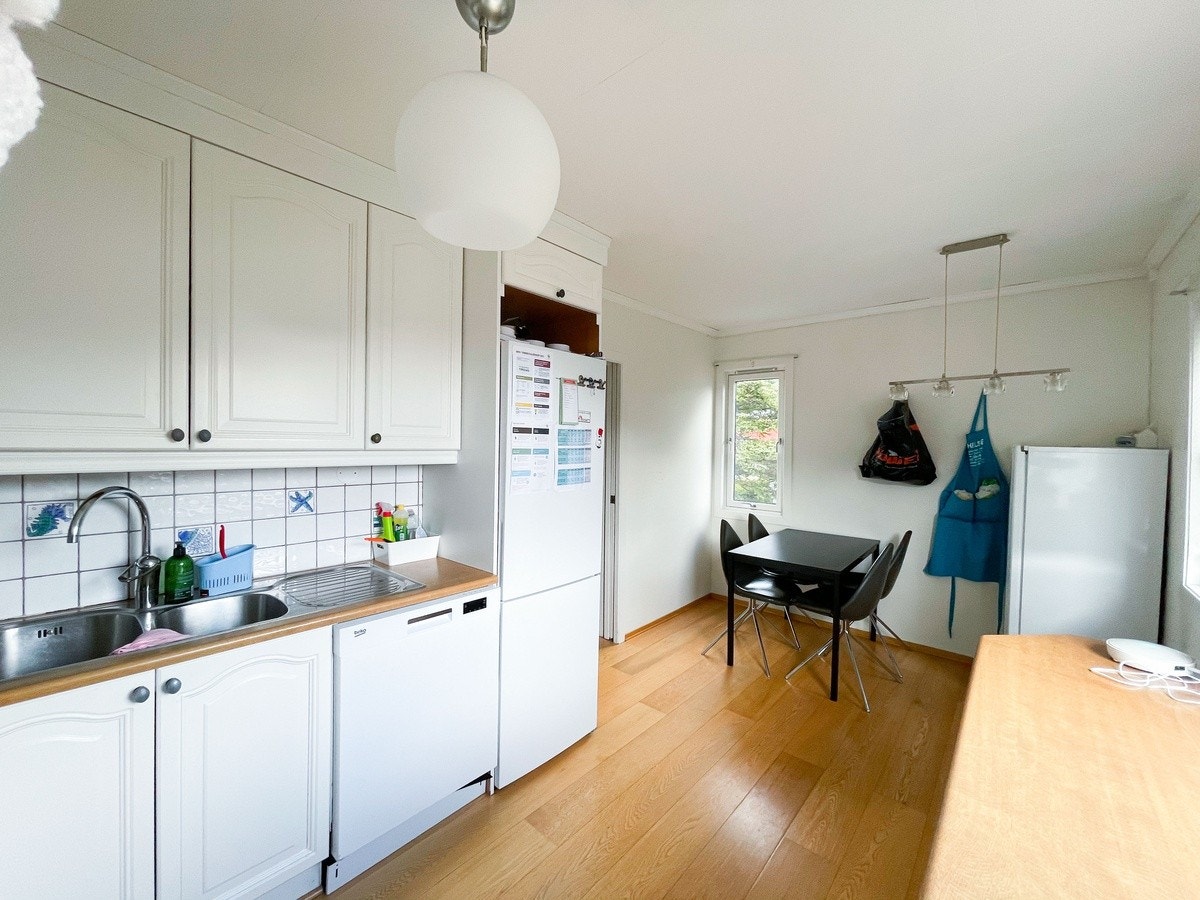 Kjøkken m/spisebord Galleribilde