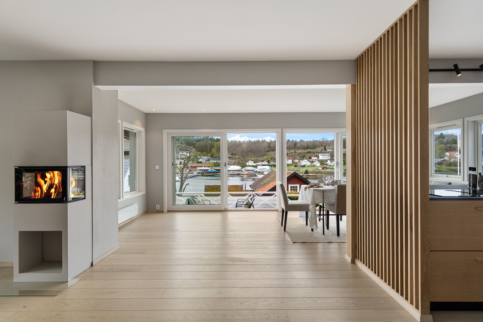 Legg merke til den fine spileveggen, et møbel i seg selv Galleribilde