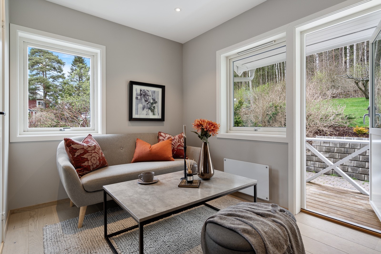 TV-stuen har utgang til hagen Galleribilde