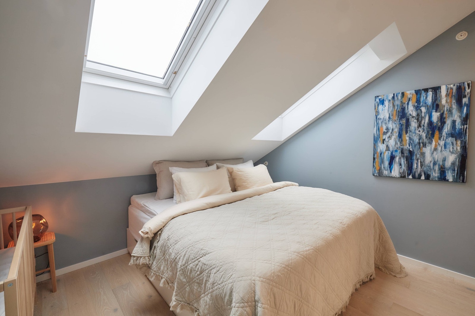 Hovedsoverom er av god størrelse med plass til dobbeltseng, nattbord på hver side og garderobe. Galleribilde