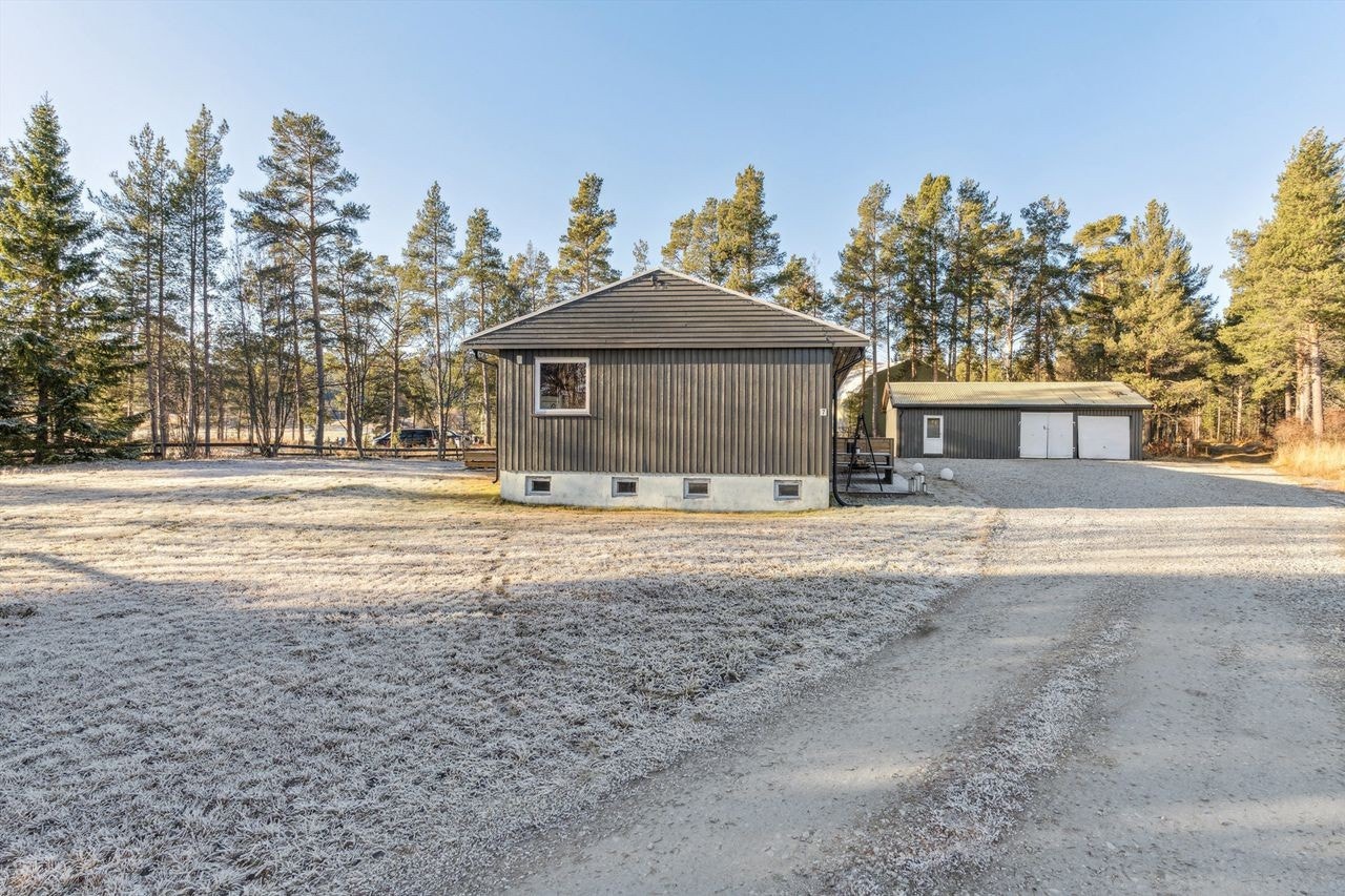 Garasjen på 67 m²har innlagt strøm og en isolert bod for ekstra lagring. Galleribilde