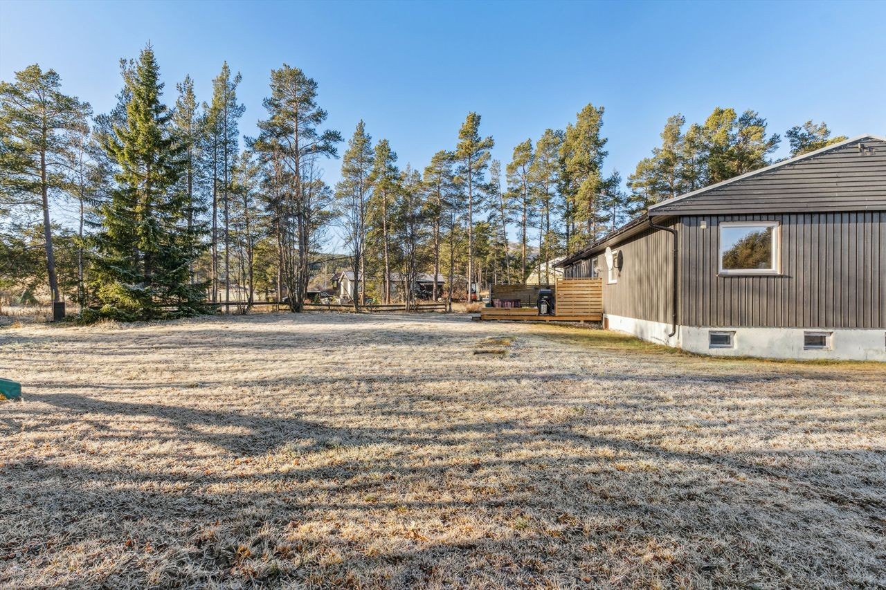 Den store hagen gir et flott lerret for lek, hagearbeid og rekreasjon. Galleribilde