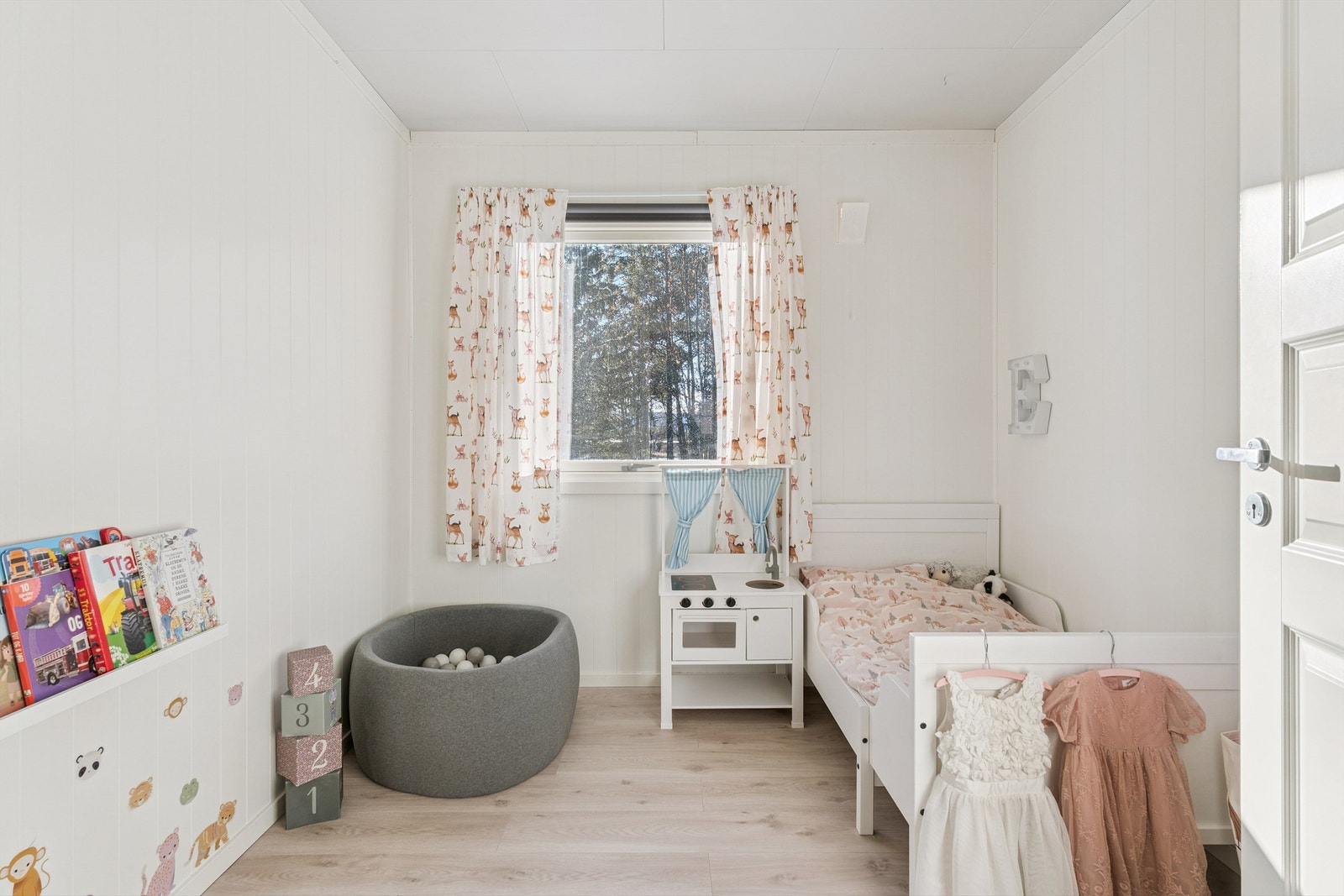 Gjennomgående for soverommene er overflater som ble modernisert i 2021. Galleribilde