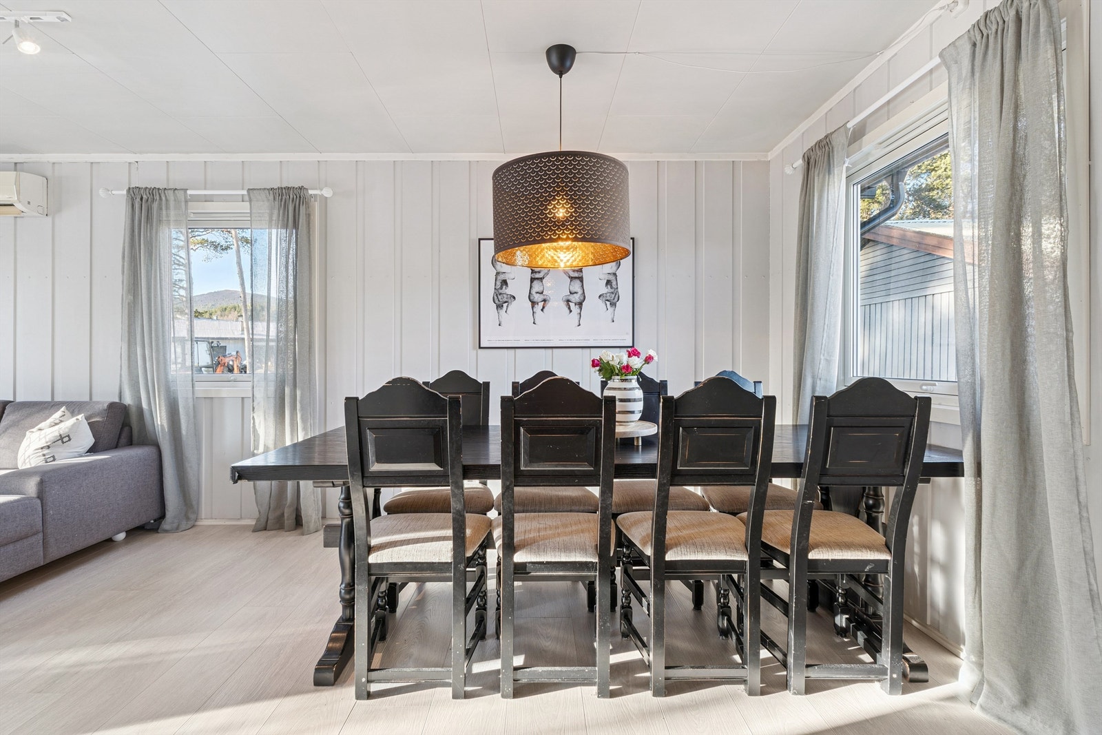 Overflatene i stue og spisestue ble modernisert i 2021. Galleribilde