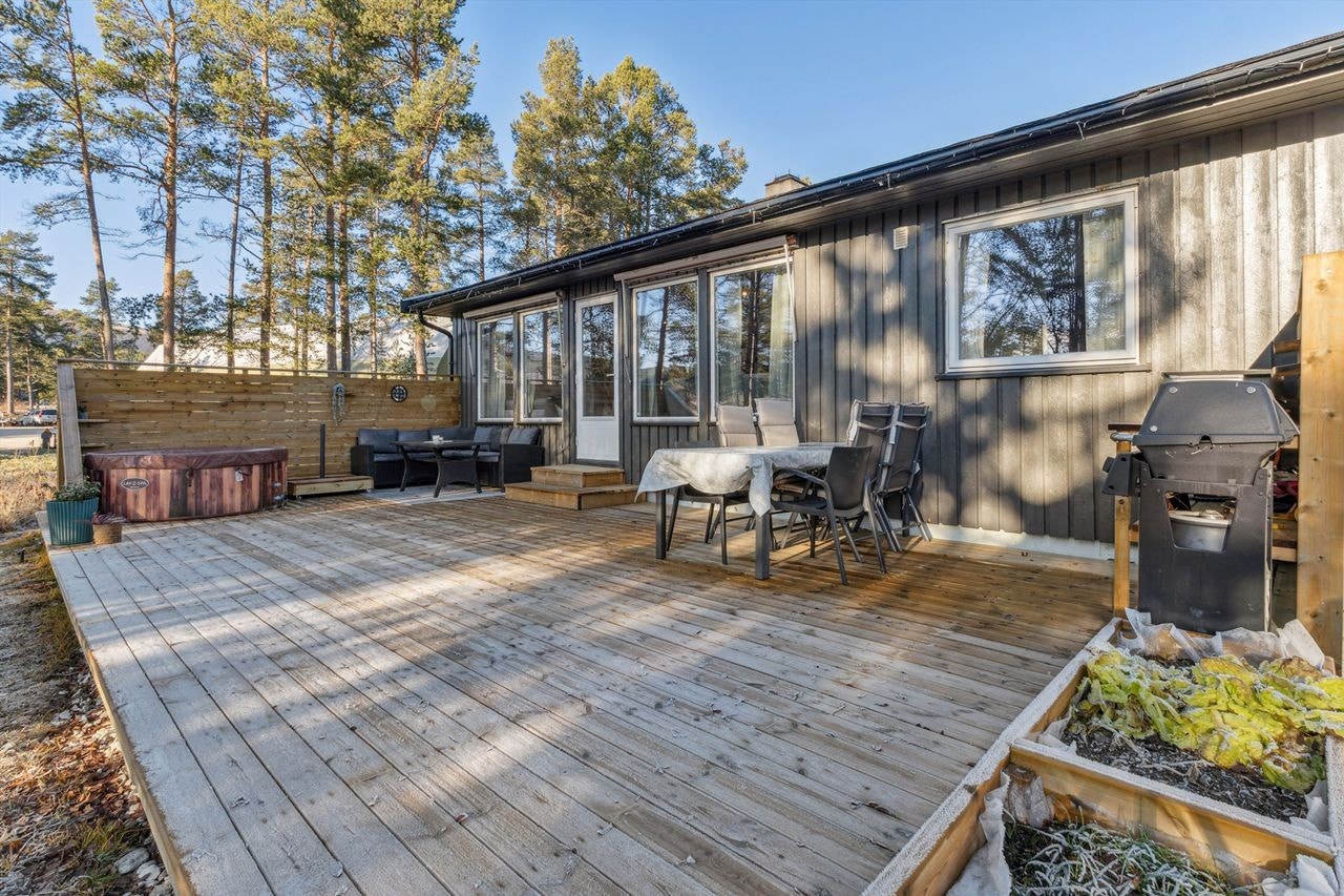 Den nye terrassen på totalt 66 m² gir rikelig med plass for flere sittegrupper. Galleribilde