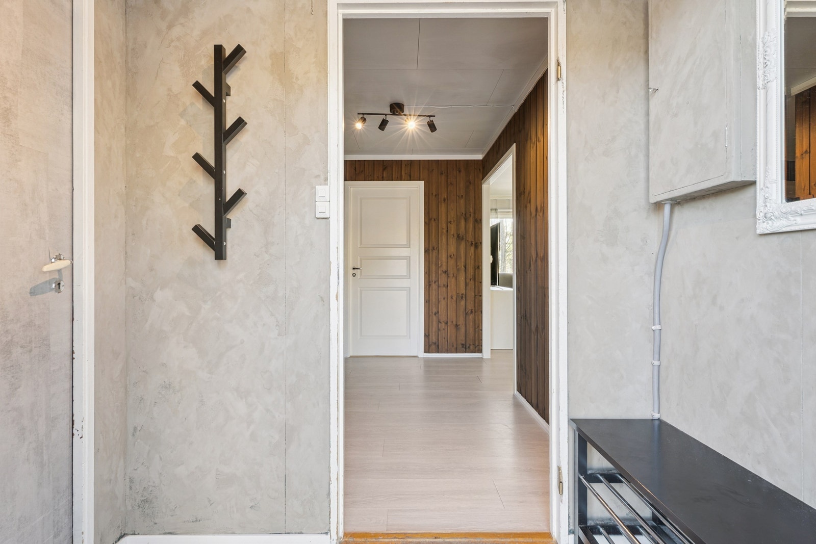 Velkommen inn. Entréen fungerer som et bindeledd til resten av boligen. Galleribilde