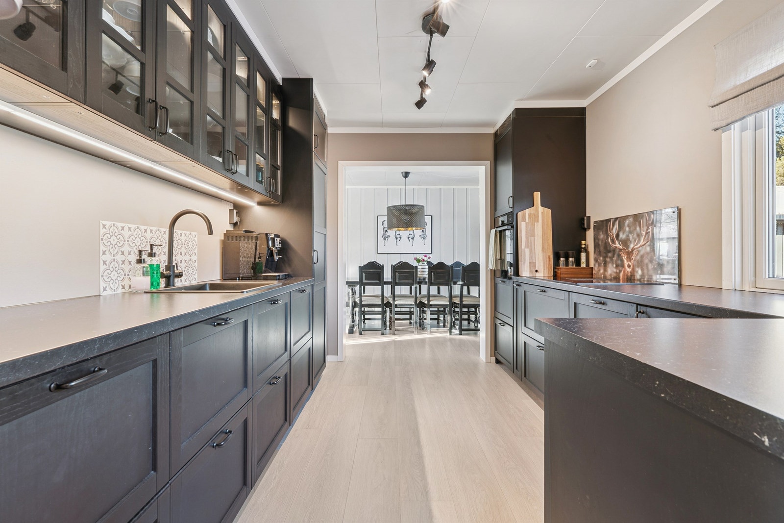 Kjøkkenet ble stilrent renovert i 2022 med innredning fra Ikea. Galleribilde