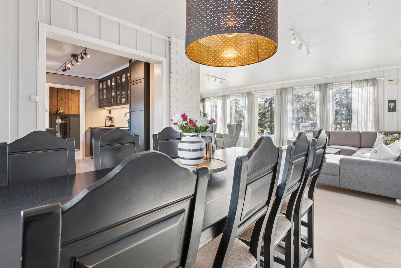 Spisestuen ligger i en delvis åpen løsning mot kjøkkenet, som skaper en fin flyt. Galleribilde