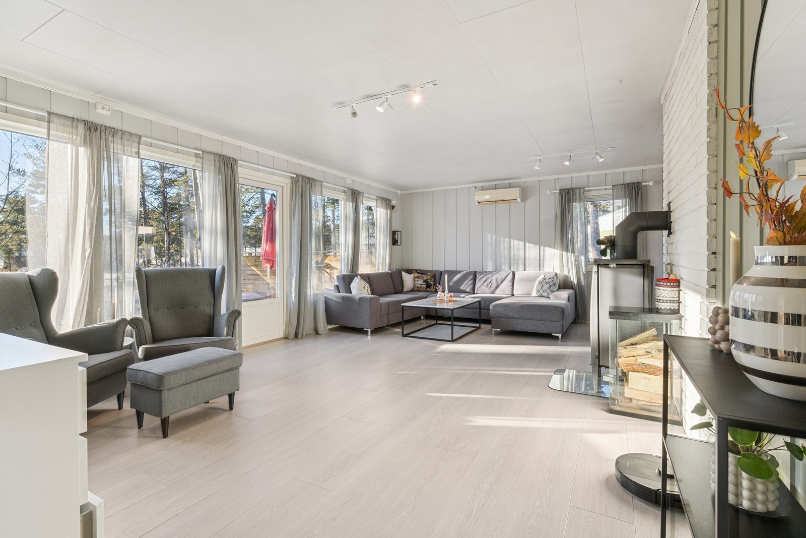 Fra stuen er det direkte utgang til en ny, stor terrasse. Galleribilde