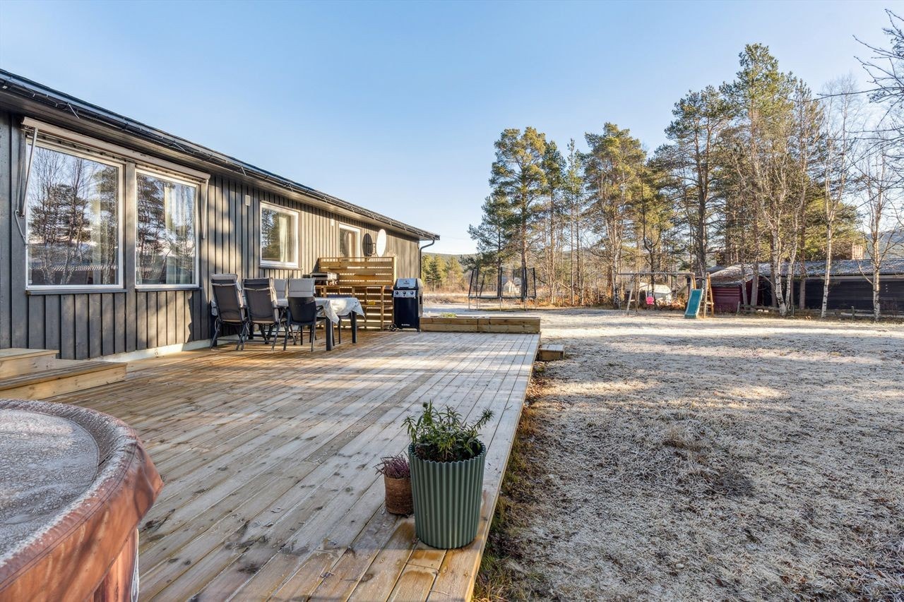 Uteplassen er bygget på terreng og har direkte tilknytning til hagen. Galleribilde